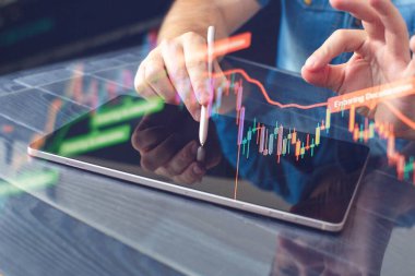 İş adamı satış verilerini analiz eder ve ekonomik büyümeyi grafiğe döker. Planlama ve iş stratejisi Önx Ticaret Finans ve Bankacılık Analizi.