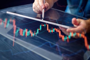 İş adamı satış verilerini analiz eder ve ekonomik büyümeyi grafiğe döker. Planlama ve iş stratejisi Önx Ticaret Finans ve Bankacılık Analizi.