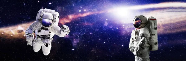 Photo Astronaute Marchant Dans Espace Avec Des Étoiles Brillantes Astronaute — Photo