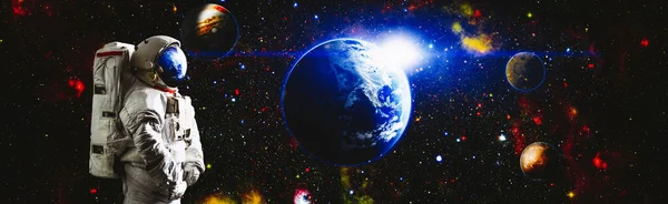 Изображение Космонавта Выходящего Открытый Космос Светящимися Звездами Астронавт Космосе Элементы — стоковое фото