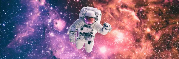 Zdjęcie Astronautów Spacerujących Kosmosie Świecącymi Gwiazdami Astronauta Kosmosie Elementy Tego — Zdjęcie stockowe