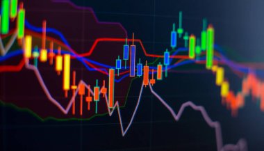 Bilgi tabloları üzerinde iş analizi. İşadamı, Altın Piyasası, Eski Pazar ve Ticaret Piyasası için yatırım grafikleri analizi üzerinde çalışıyor.