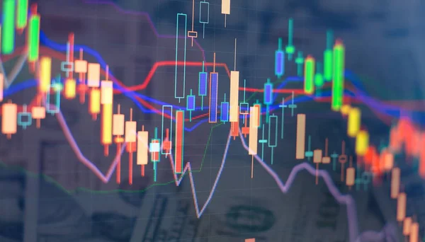 情報シート上の分析ビジネス会計 金市場 外国為替市場 取引市場の投資チャートの分析に取り組むビジネスマンの手 — ストック写真