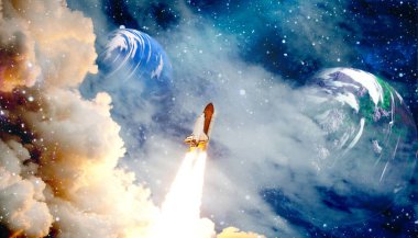 Uzay gemisi uçuşu. Yıldızlı gökyüzü ve mavi galaksiler. Uzay mekiği ve Samanyolu 'na bakın. Bu görüntünün elementleri NASA tarafından desteklenmektedir