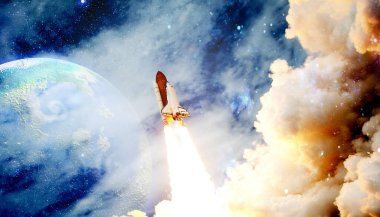 Uzay gemisi uçuşu. Yıldızlı gökyüzü ve mavi galaksiler. Uzay mekiği ve Samanyolu 'na bakın. Bu görüntünün elementleri NASA tarafından desteklenmektedir