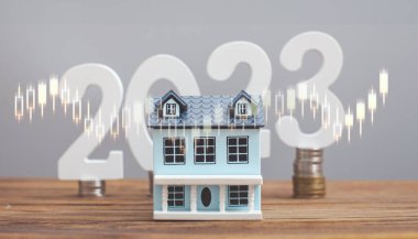 Artırılmış gerçeklik dijital grafikleriyle emlak karlılığını, 2023 'teki olumlu performansını analiz eder, işadamı uzun vadeli yatırım için mali verileri hesaplar.