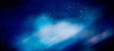 Uzayın derinliklerine bakan bir panoramik. Yıldızlarla dolu karanlık gece göğü. Uzayda bir nebula. Derin uzayın sırları.