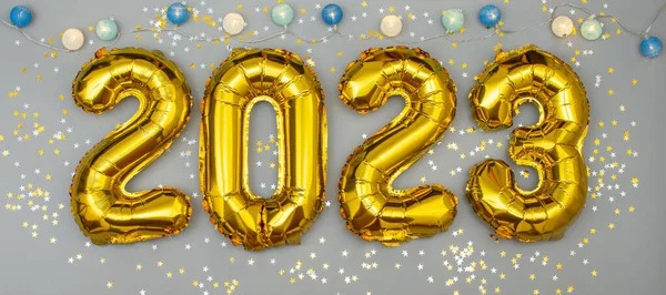 2023 Золотых Шаров Фольги Номера Звезды Конфетти Ленты Боке Верхний — стоковое фото