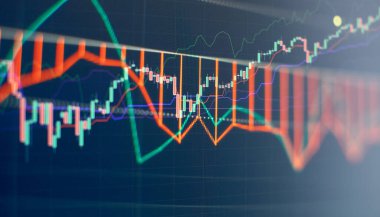 Bilgi tabloları üzerinde iş analizi. İşadamı Gold 'un yatırım grafiklerini analiz ediyor.