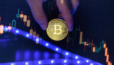 Engelleme konsepti olan bitcoin para birimi. Sanal kripto para birimi kavramı. Bitcoinler merdivende.