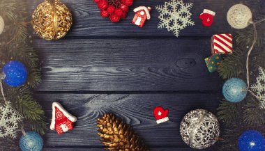 Kırmızı böğürtlenli Noel ağacı dalları ve çerçeve kağıdı notu ve uçan kar taneleri. Uzayı metin için kopyala. Doğanın yeni yıl konsepti. Düz yatıyordu.