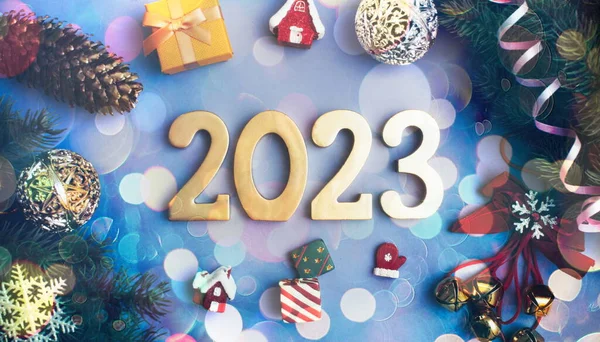 Vánoční Koncept Nový Rok 2023 Dárky Kopírovat Prostor Zarámovaný Větvemi — Stock fotografie