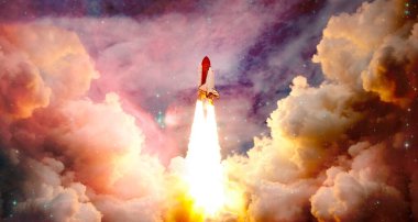 Roketler yıldızlı gökyüzünde uzaya fırlatılıyor. Uzay aracı duman bulutlarıyla uzaya uçar. Bu görüntünün elementleri NASA tarafından desteklenmektedir