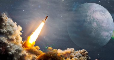 Roketler yıldızlı gökyüzünde uzaya fırlatılıyor. Uzay aracı duman bulutlarıyla uzaya uçar. Bu görüntünün elementleri NASA tarafından desteklenmektedir