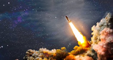 Roketler yıldızlı gökyüzünde uzaya fırlatılıyor. Uzay aracı duman bulutlarıyla uzaya uçar. Bu görüntünün elementleri NASA tarafından desteklenmektedir