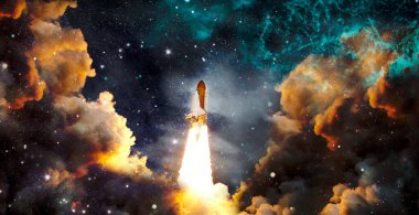 Roketler yıldızlı gökyüzünde uzaya fırlatılıyor. Uzay aracı duman bulutlarıyla uzaya uçar. Bu görüntünün elementleri NASA tarafından desteklenmektedir