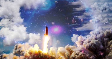 Uzay mekiği uzaya doğru havalanıyor. Arkaplanda yıldızlar olan karanlık uzay. Uzay gemisi uçuşu. Bu görüntünün elementleri NASA tarafından desteklenmektedir