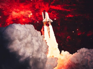 Uzay mekiği uzaya doğru havalanıyor. Arkaplanda yıldızlar olan karanlık uzay. Uzay gemisi uçuşu. Bu görüntünün elementleri NASA tarafından desteklenmektedir