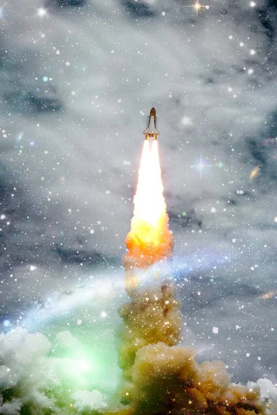 Rakety Odlétají Vesmíru Hvězdné Obloze Kosmická Loď Letí Vesmíru Oblaky — Stock fotografie