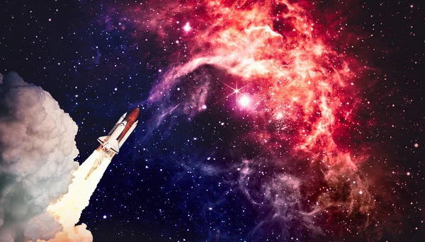 Raketoplán Odlétá Oblacích Vesmíru Temný Prostor Hvězdami Pozadí Let Vesmírné — Stock fotografie