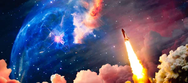 Raketen Starten Sternenhimmel Ins All Raumschiff Fliegt Mit Rauchwolken Ins Stockfoto