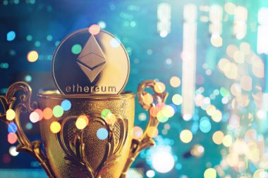 Şifreli para birimi Ethereum (ETH) anakart mavi arkaplan önünde