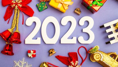 Xmas tebrik kartı 2023. Tatil zamanı. - Mutlu yıllar. Mesaj için yer var. Yukarıdan bak, düz yat.