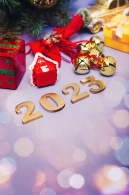 Noel arkaplanı köknar ağacı ve dekor. Kopya alanı ve Noel kompozisyonu ile en üstteki görünüm.