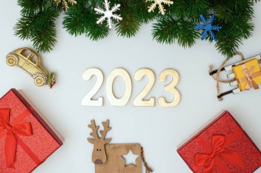 Beyaz arkaplanda kırmızı hediye kutuları. Noel, kış, yeni yıl konsepti. Düz konum, üst görünüm, kopyalama alanı. Noel Evergreen Dalları