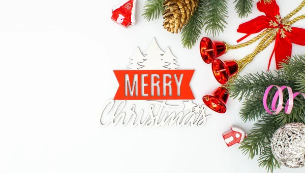 Karácsonyi Dekoráció Fenyővel Ajándékokkal Fehér Alapon Karácsonyi Örökzöld Ágak Karácsonyi — Stock Fotó