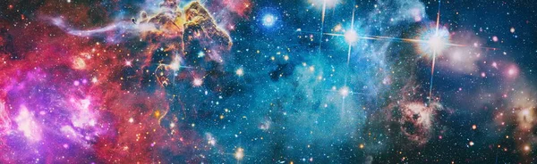 星云的夜空闪烁着彩虹色的星空 多色的外层空间 在远离地球好几光年的深空中的恒星场和星云 美国航天局提供的这一图像的要素 — 图库照片