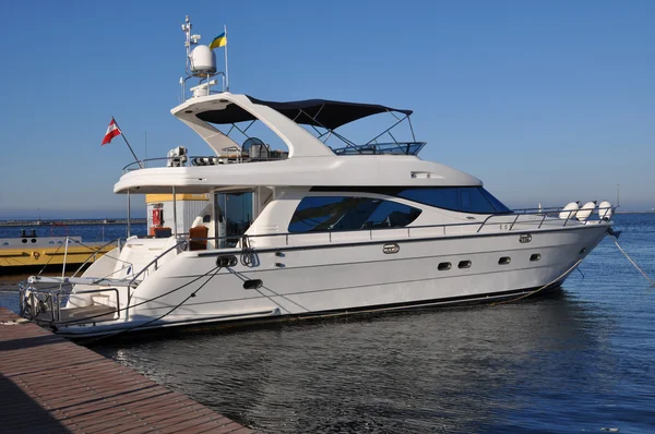 Yacht at the dock in the port of Odessa — Stock Photo, Image