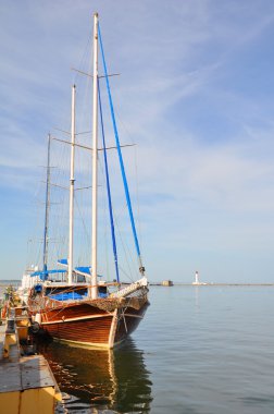 Rıhtımda yelkenli.