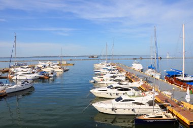 quay bekleyen yatlar