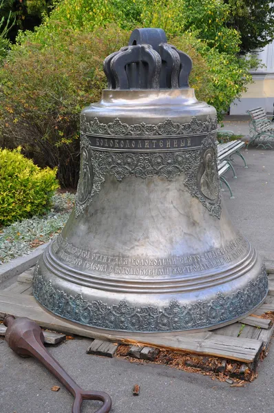 Dzwon żeliwny w kościele — Zdjęcie stockowe
