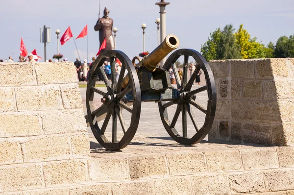 Pistola de monumento em Stavropol, Cáucaso . — Fotografia de Stock