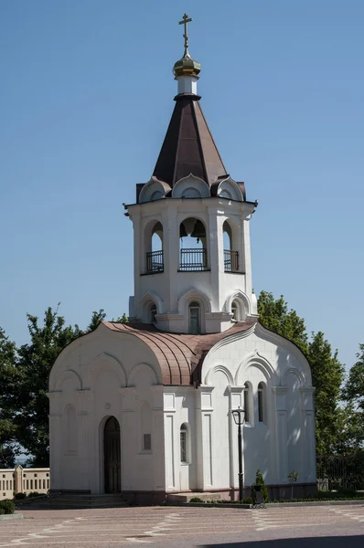 Kapelle in der Nähe des Tempels in der Stadt Stawropol — Stockfoto