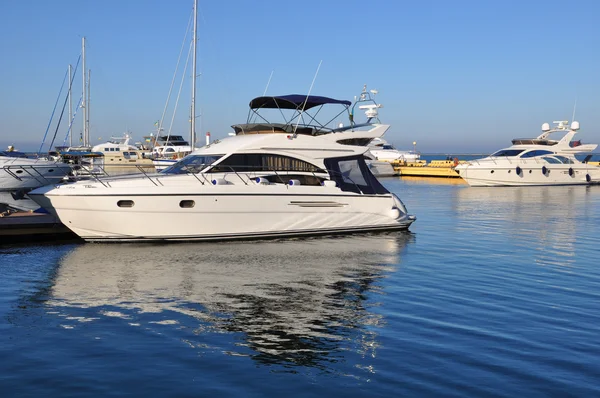 Yacht at the dock in the port — Stock Photo, Image