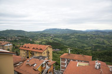 Yeşil tepelere çatıdan göster