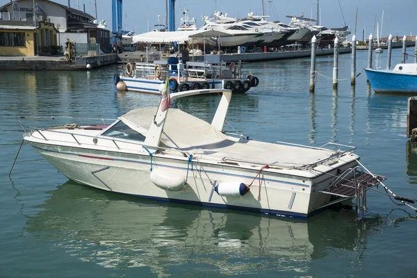 Yacht on the water — Stock Photo, Image