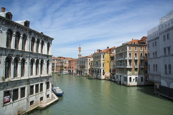 Barco blanco en un amarre en Venecia, Italia — Foto de Stock
