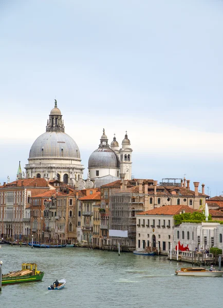 Grand canal en de Basilica di santa maria della salute — Stockfoto