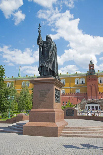 Памятник иеромученику Гермогену — стоковое фото