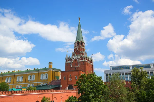 Kremlin van Moskou in zonne-energie weer torens — Stockfoto