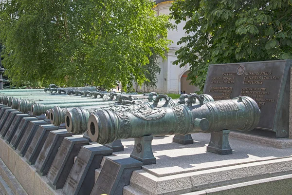 Cañones de artillería antigua en el Kremlin — Foto de Stock