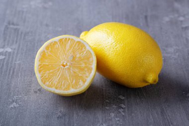 Gri ahşap zemin üzerine limon