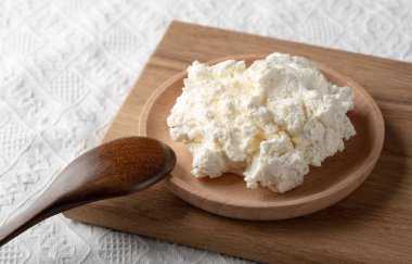 Taze süzme peynirli bir kase. Metin için boşluk