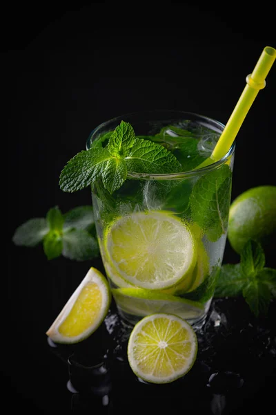 Mojito rinfrescante cocktail alcolico estivo con ghiaccio, menta fresca e lime — Foto Stock