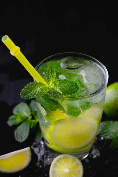 Refrescante mojito de cóctel alcohólico de verano con hielo, menta fresca y lima — Foto de Stock