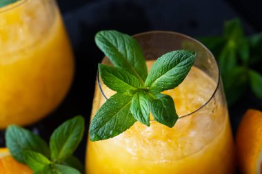 Soğuk yaz portakallı limonata. Naneli ve buzlu.